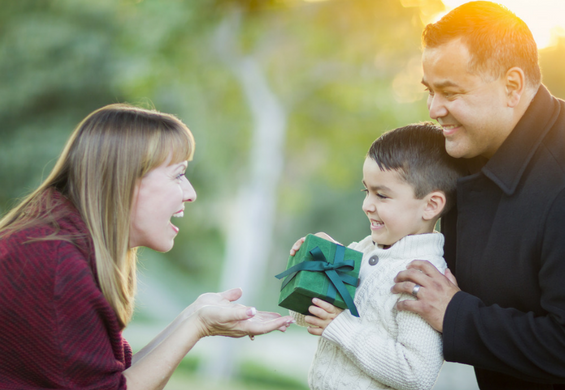 Teaching manners: 5 tips to prepare your child for holiday guests